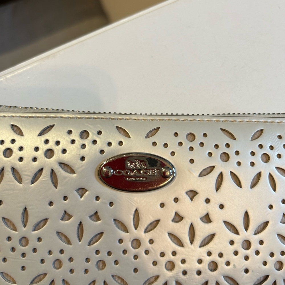 Coach Large Wallet White Pattern - image 2